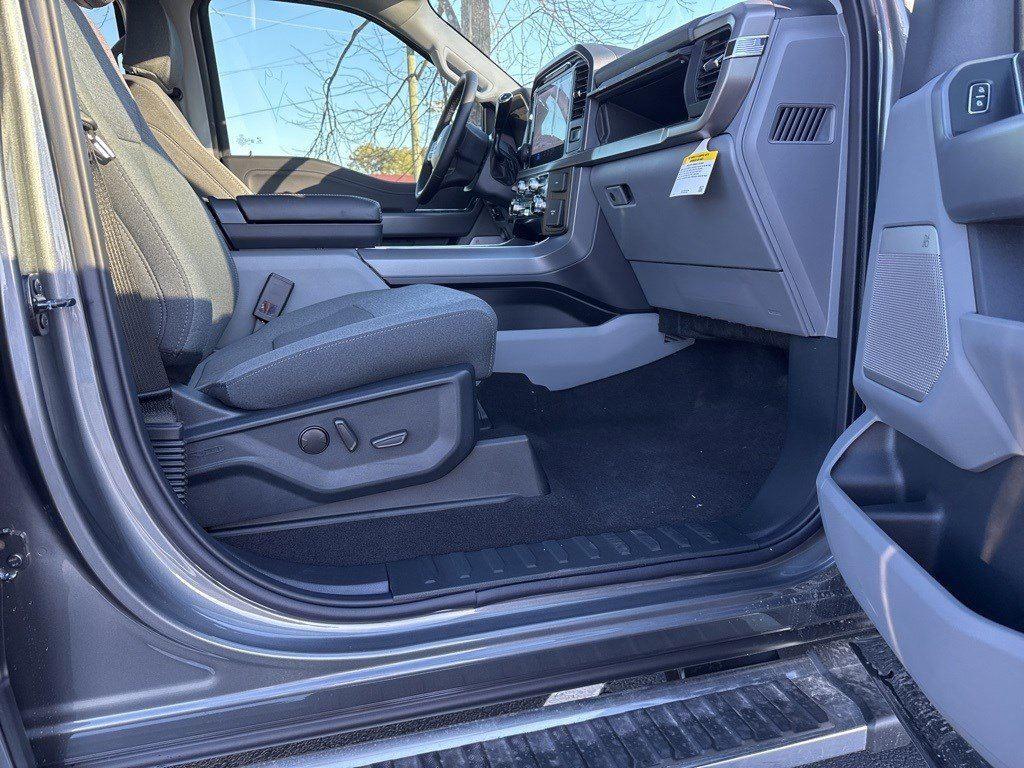 2025 Ford F-150 XLT photo 13
