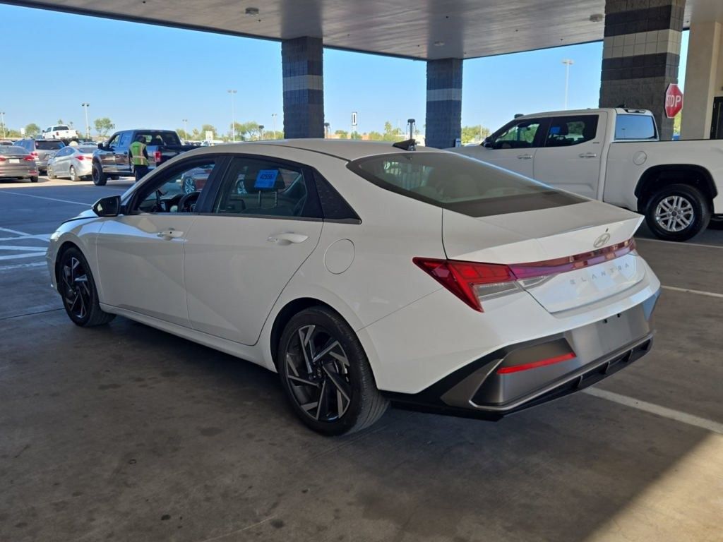 2024 Hyundai Elantra SEL Convenience photo 4