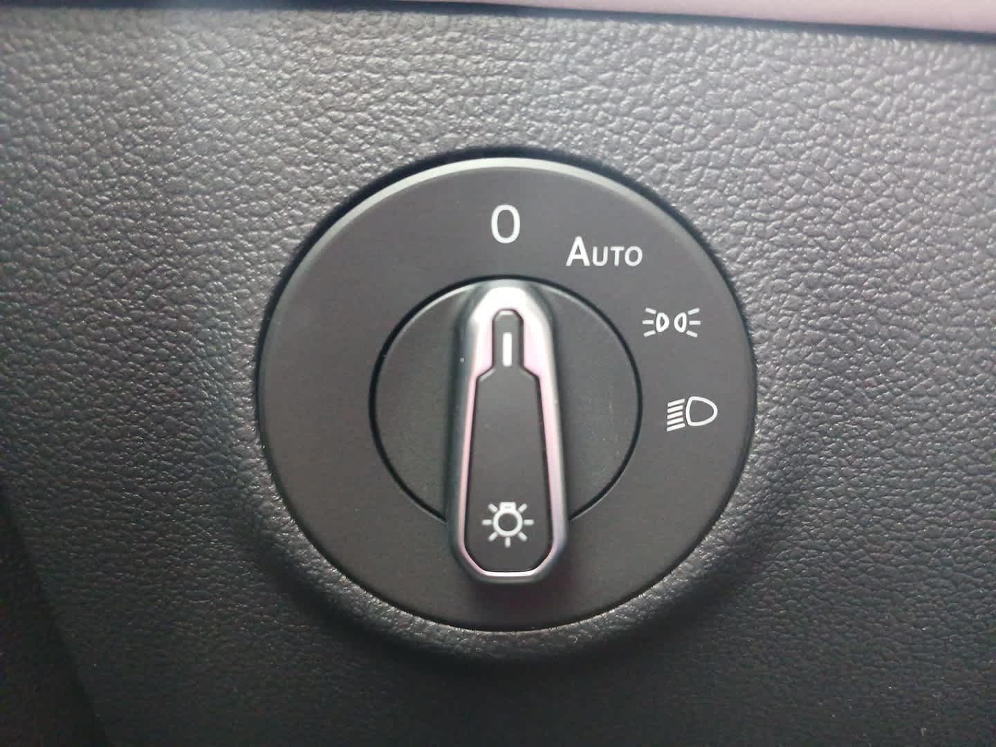 2025 Volkswagen Taos SE photo 12
