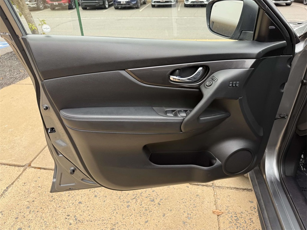 2019 Nissan Rogue SV photo 23
