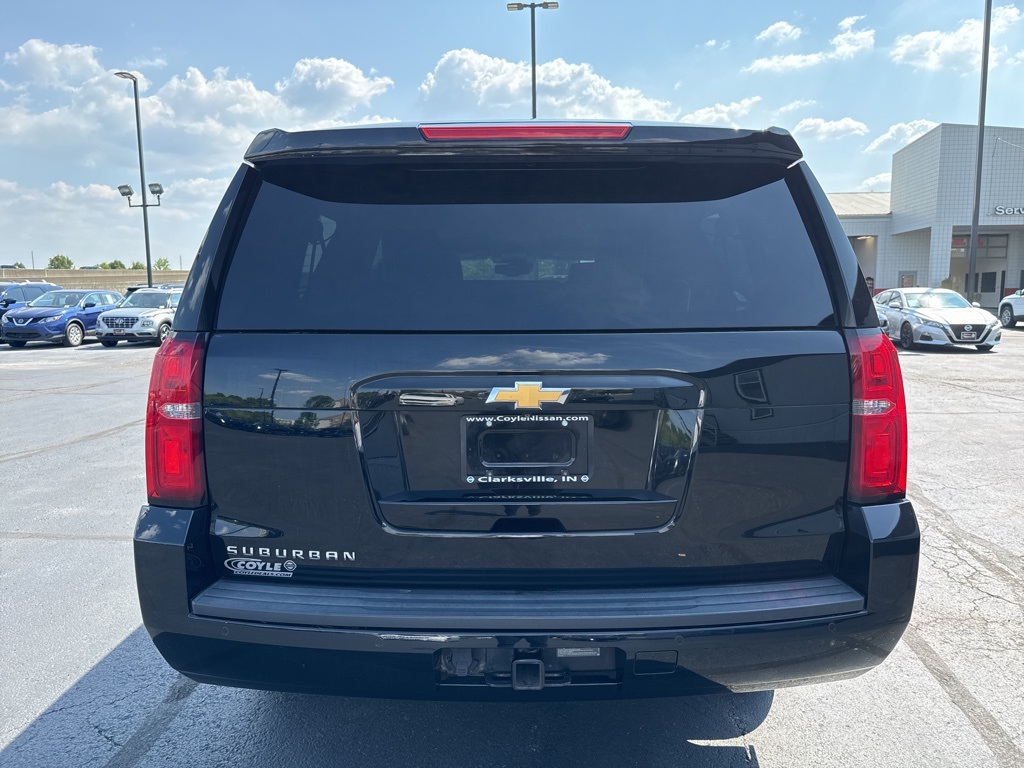 2017 Chevrolet Suburban LT photo 4