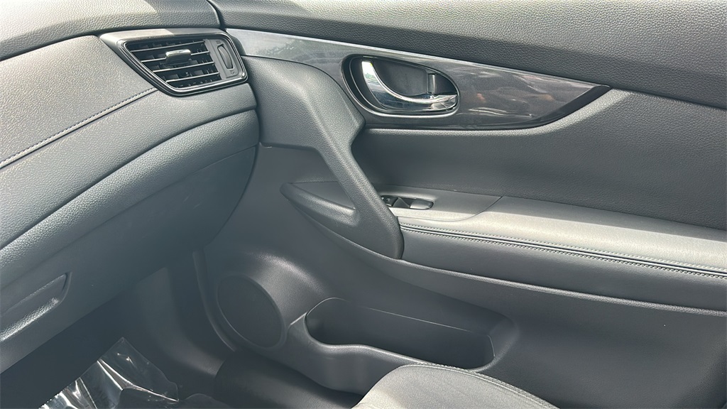 2018 Nissan Rogue SV photo 26