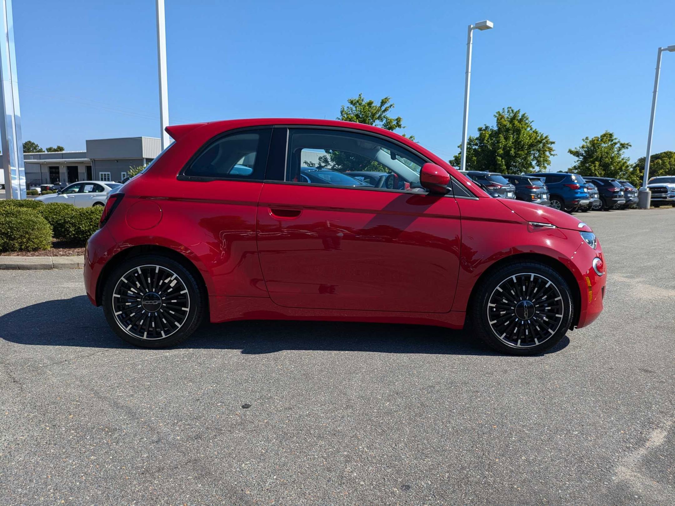 2024 Fiat 500e Red photo 4