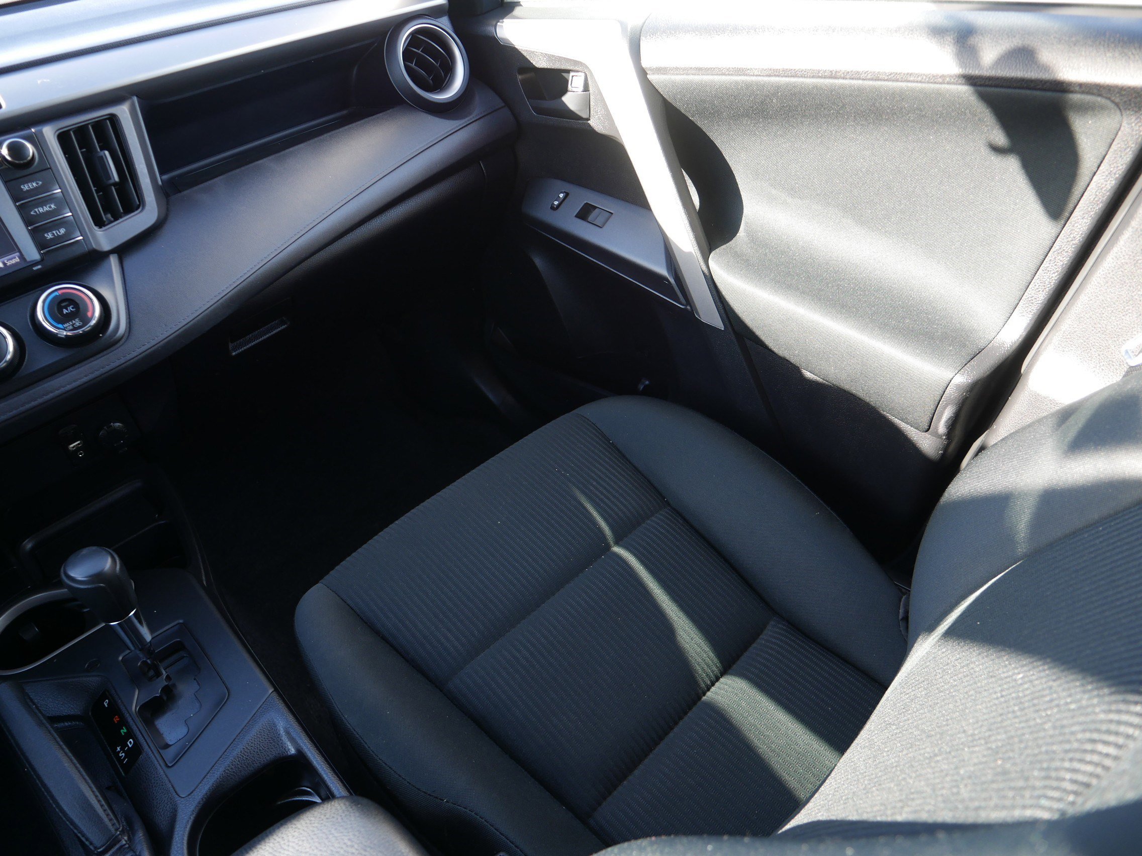 2016 Toyota RAV4 LE photo 9