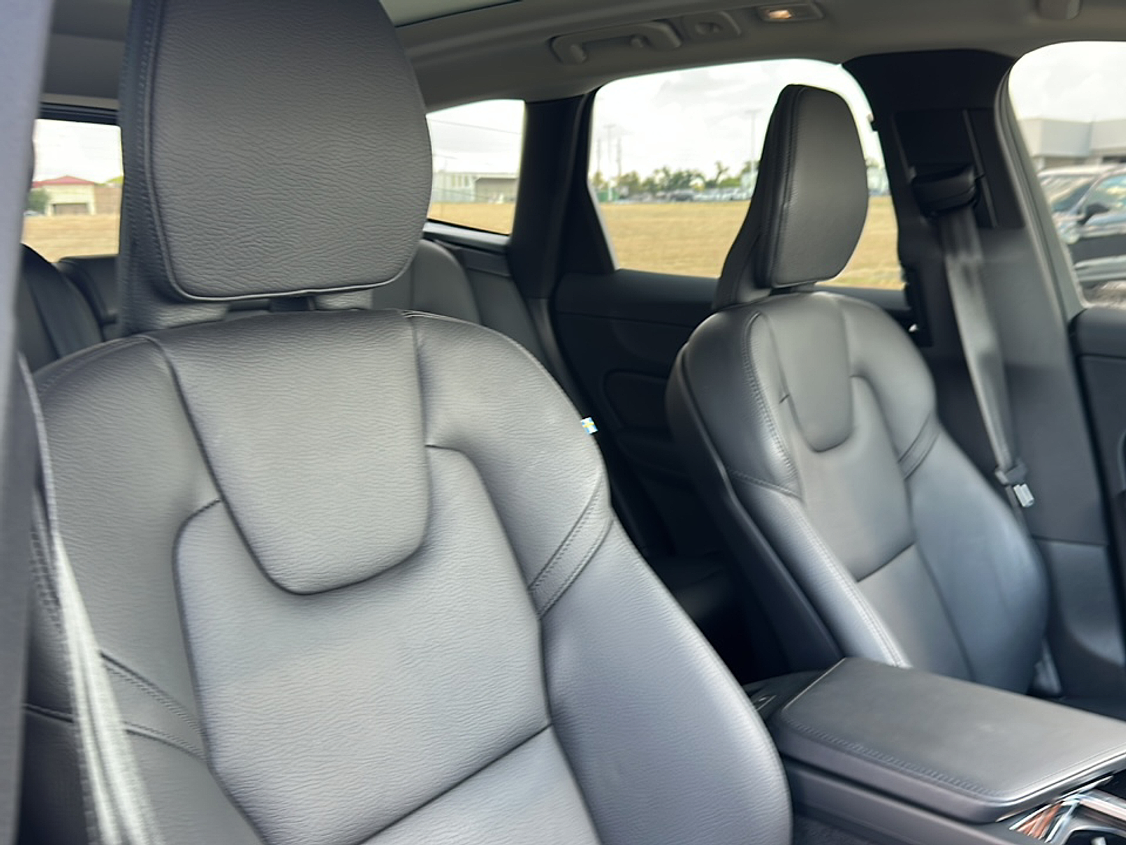 2023 Volvo XC60 B5 Plus photo 6
