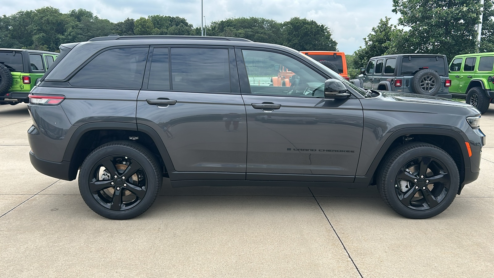 2025 Jeep Grand Cherokee Limited photo 2
