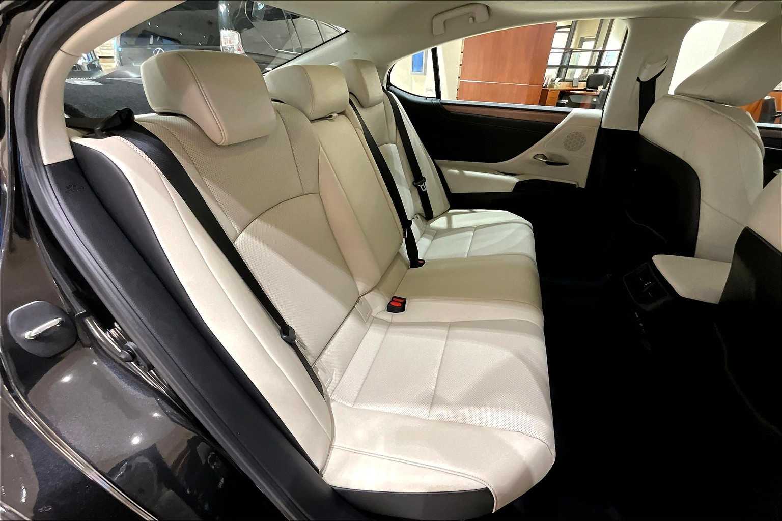 2025 Lexus ES 300h photo 18