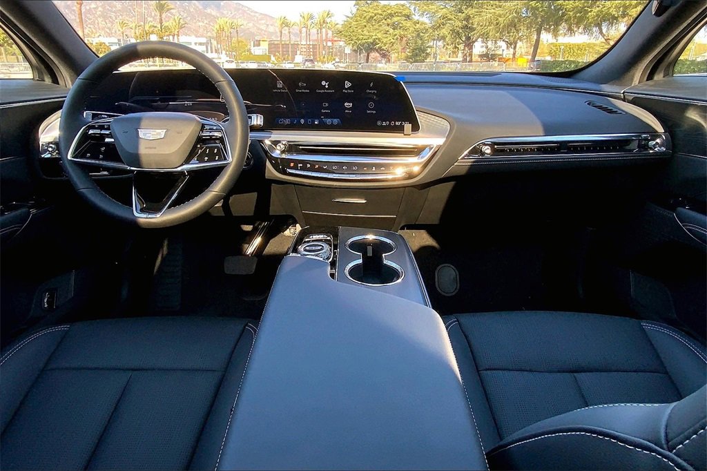 2025 Cadillac Lyriq Luxury photo 7