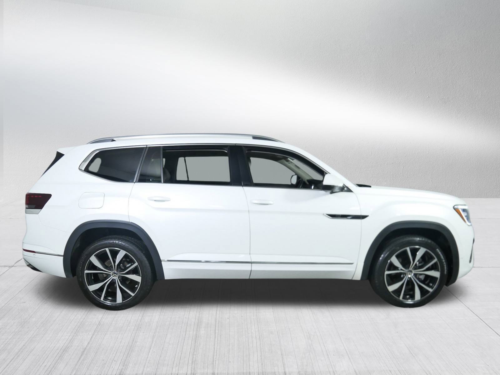 2024 Volkswagen Atlas SEL Premium R-Line photo 6