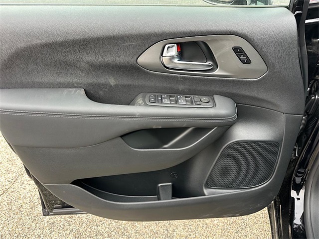 2025 Chrysler Pacifica photo 11