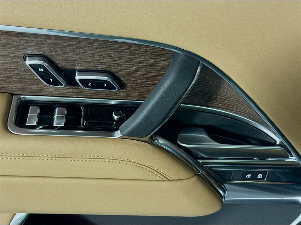 2025 Land Rover Range Rover SE photo 13