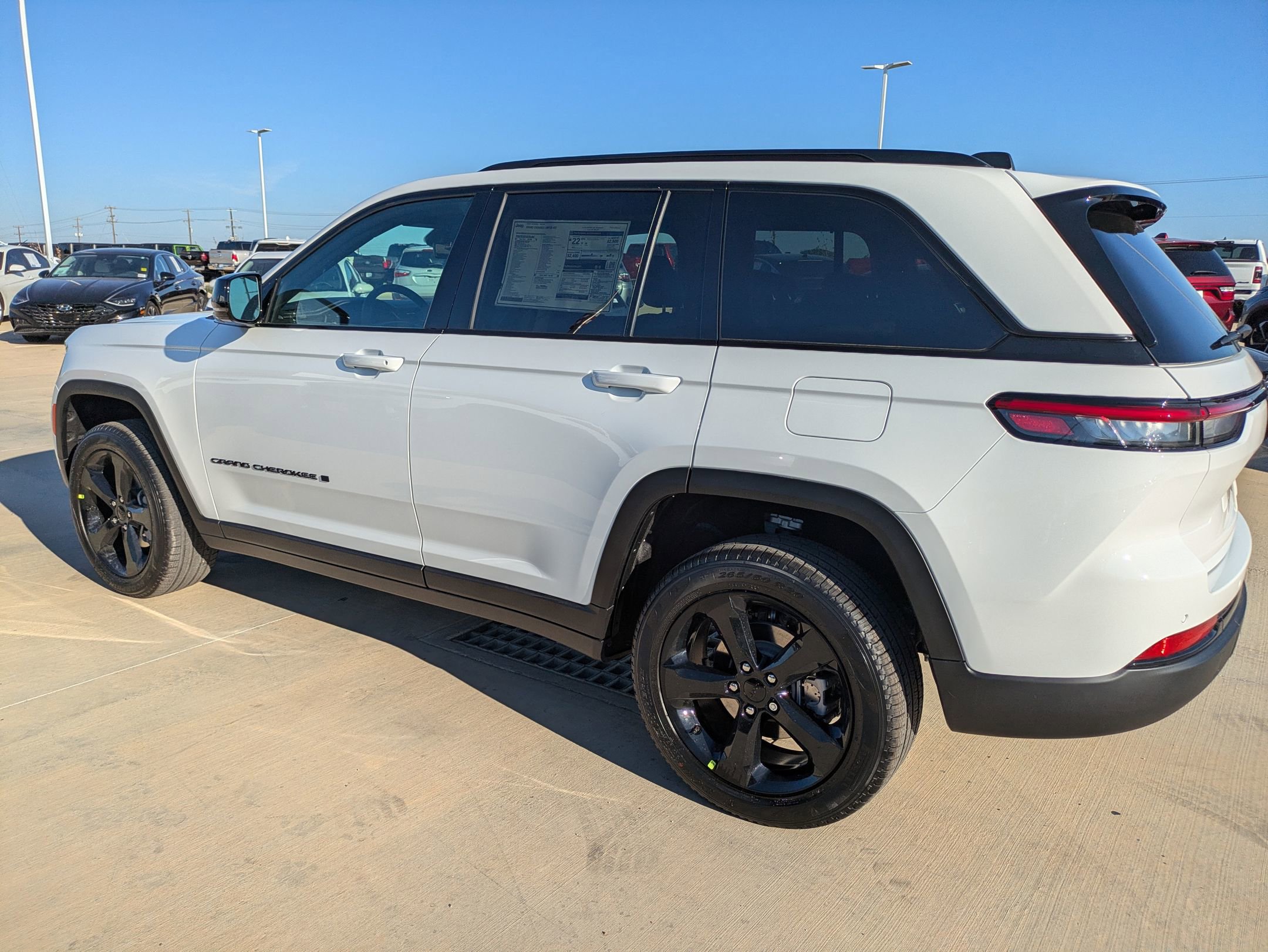 2025 Jeep Grand Cherokee Limited photo 3