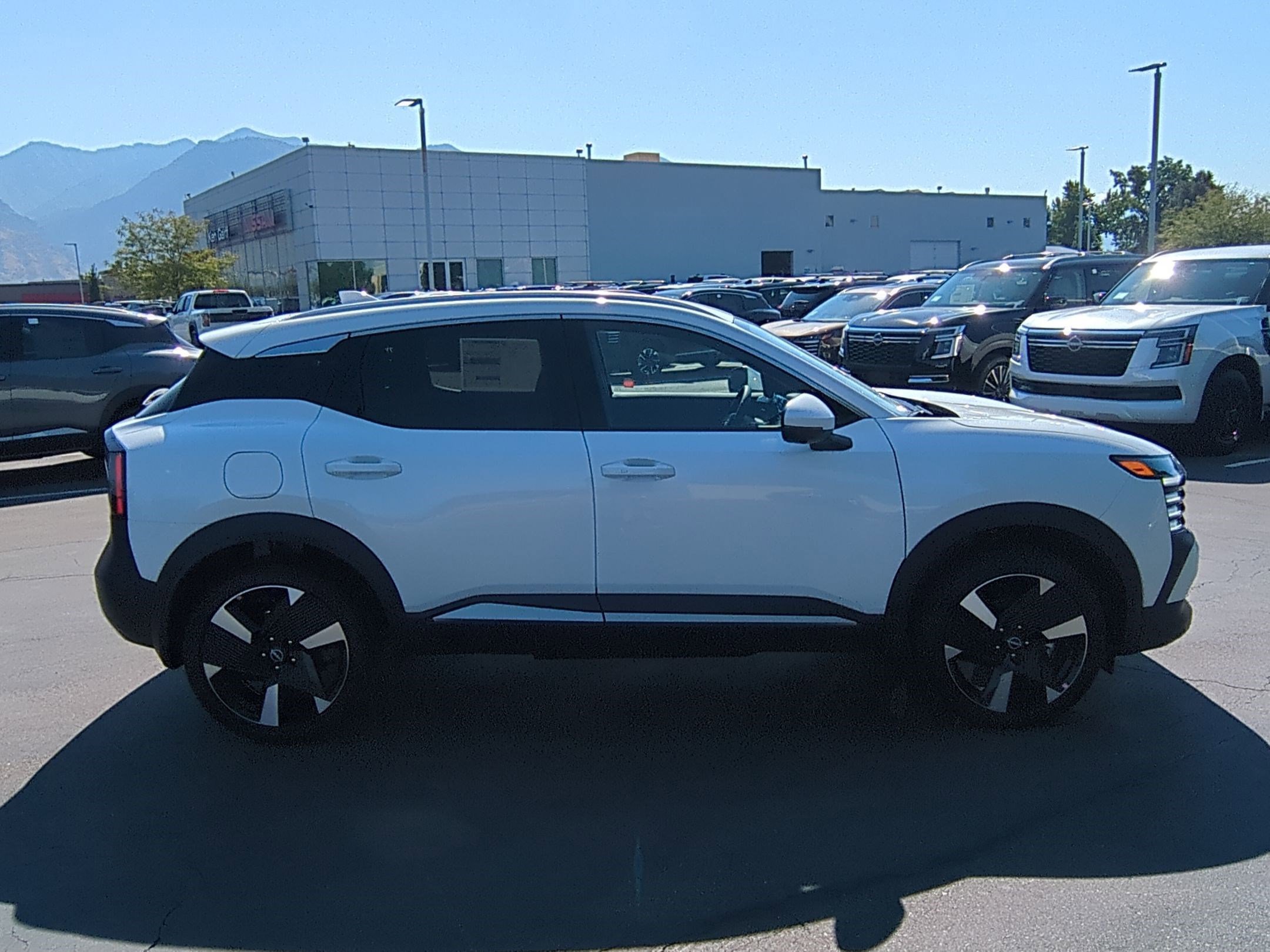 2025 Nissan Kicks SR photo 2