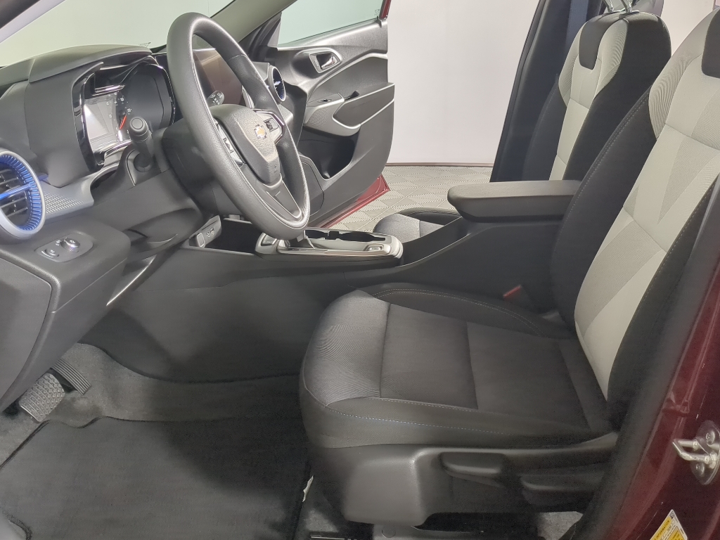 2025 Chevrolet Trax LS photo 7