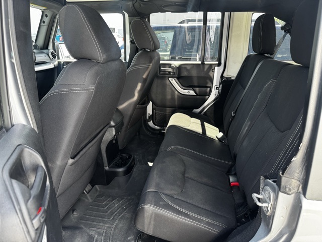 2014 Jeep Wrangler Unlimited Sahara photo 5