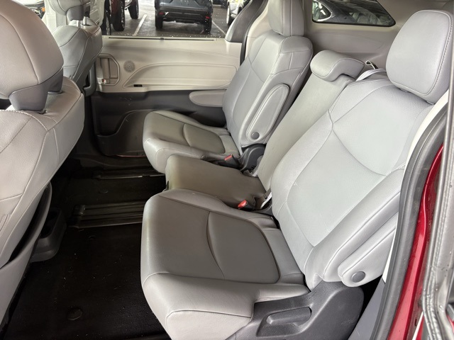 2023 Toyota Sienna XLE photo 10