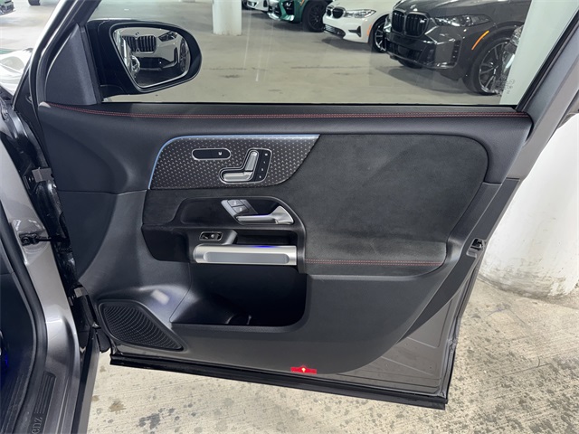 2024 Mercedes Benz GLB 250 photo 8
