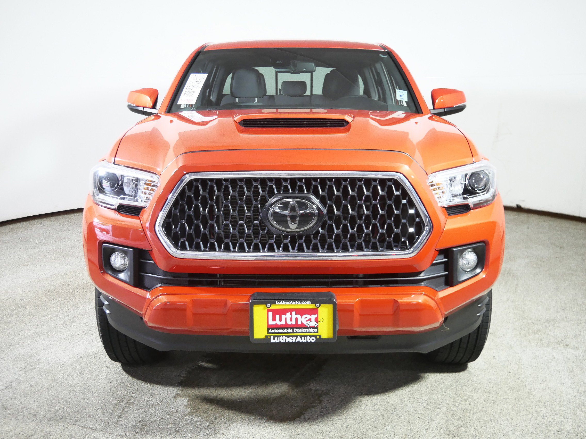 2018 Toyota Tacoma TRD Sport photo 2