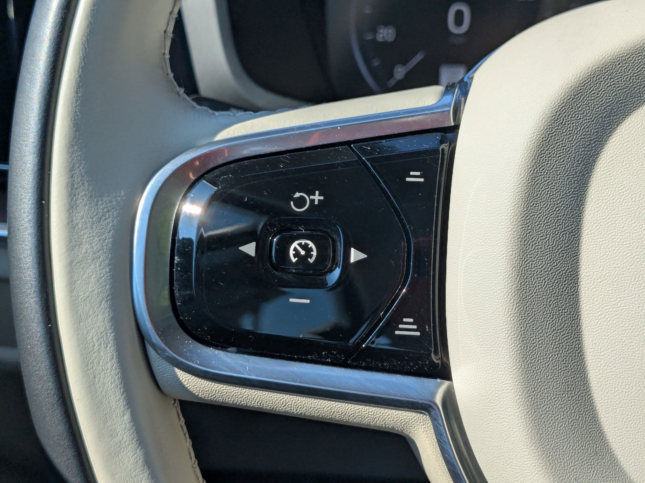 2021 Volvo S60 Momentum photo 19