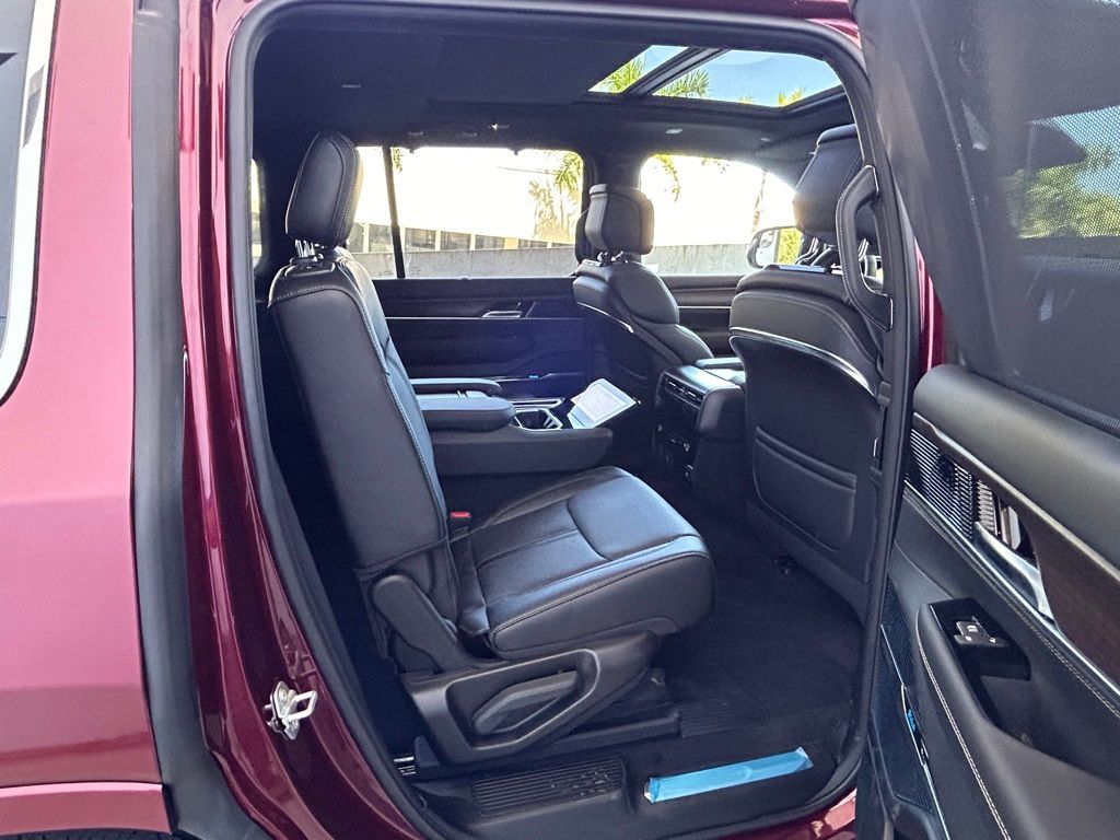 2024 Jeep Grand Wagoneer photo 30