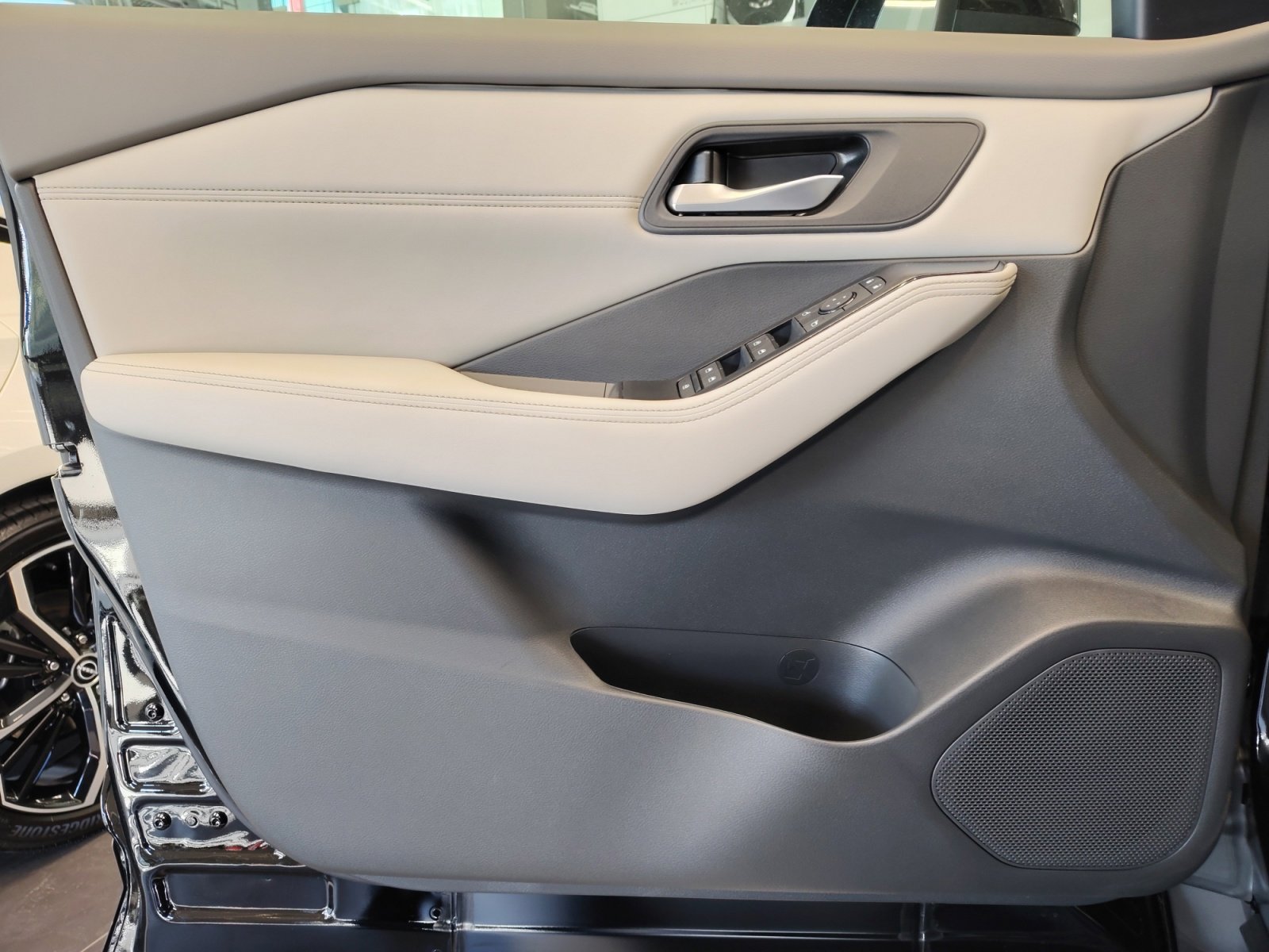 2025 Nissan Rogue SV photo 26