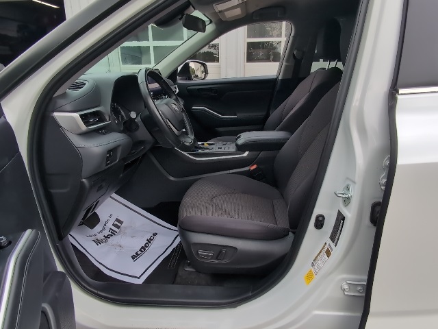2024 Toyota Highlander LE photo 12