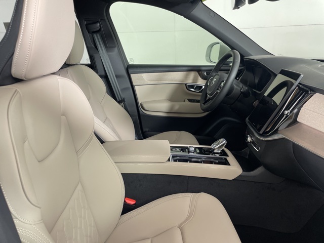 2025 Volvo XC90 B5 AWD Plus photo 13