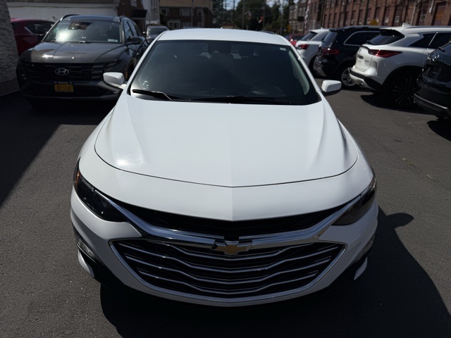 2024 Chevrolet Malibu 1LT photo 2