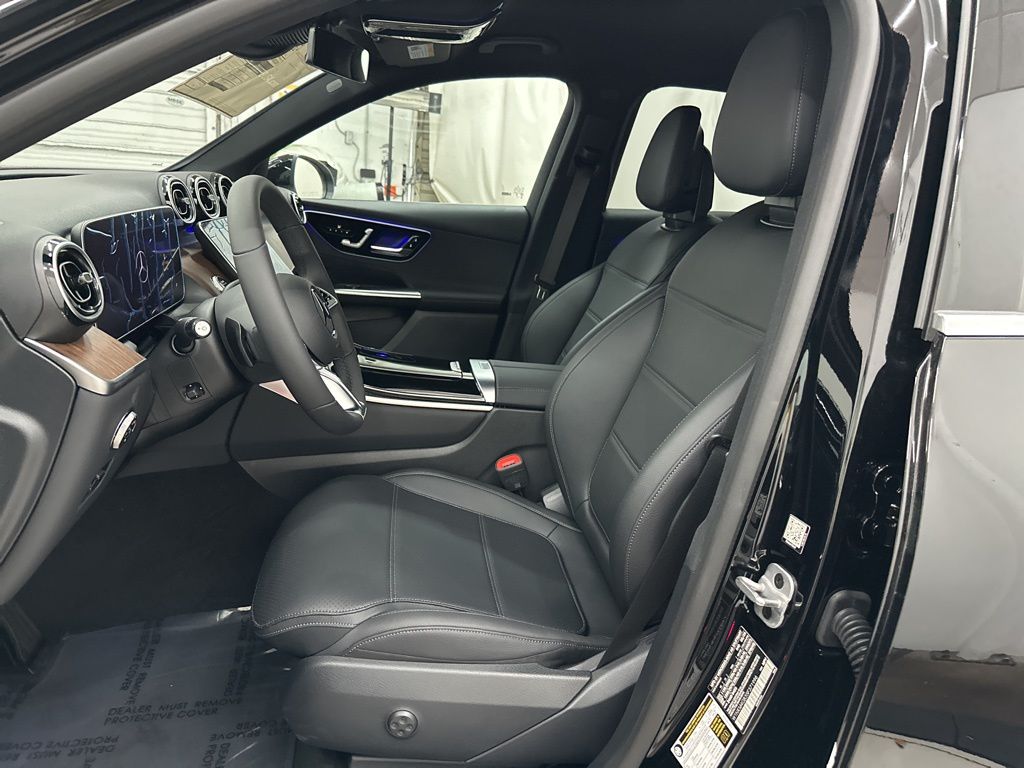 2025 Mercedes Benz GLC 300 photo 11