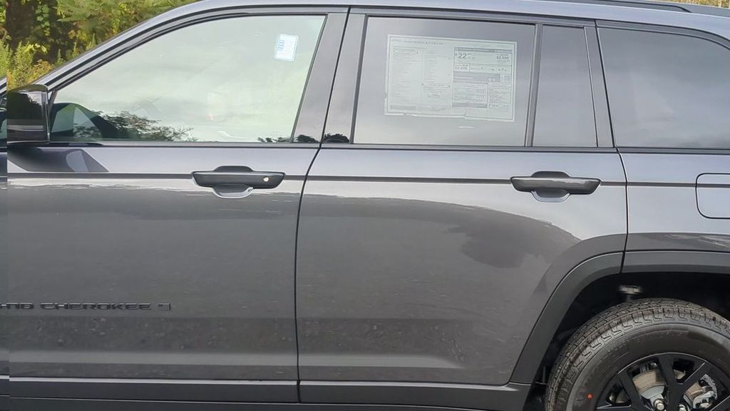 2025 Jeep Grand Cherokee Laredo photo 2