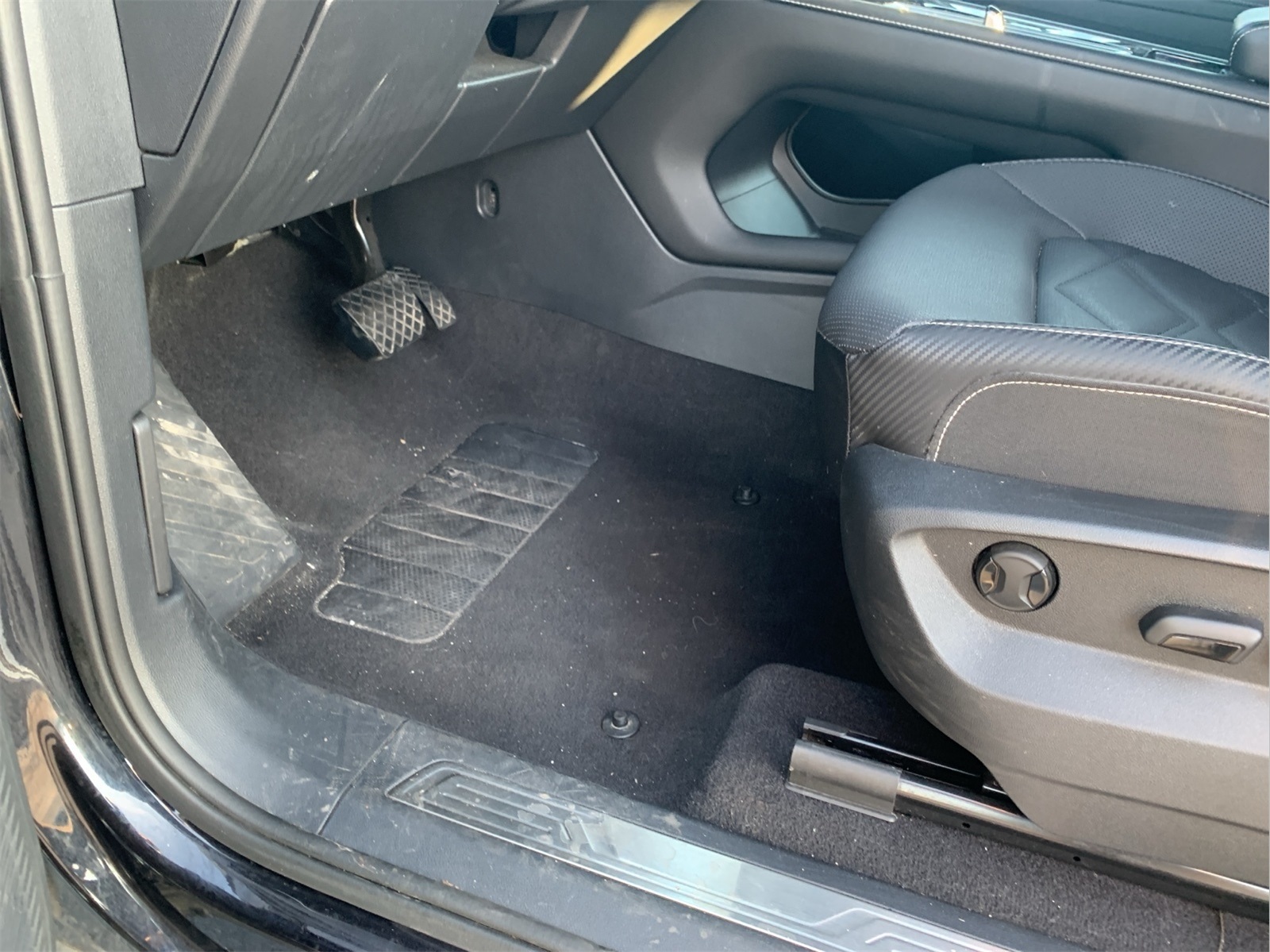 2024 Volkswagen Atlas Cross Sport SE Technology photo 12