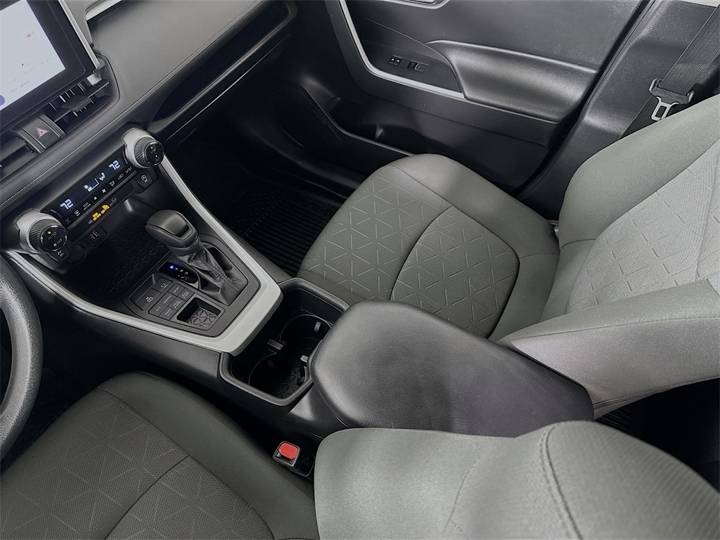 2024 Toyota RAV4 XLE photo 12