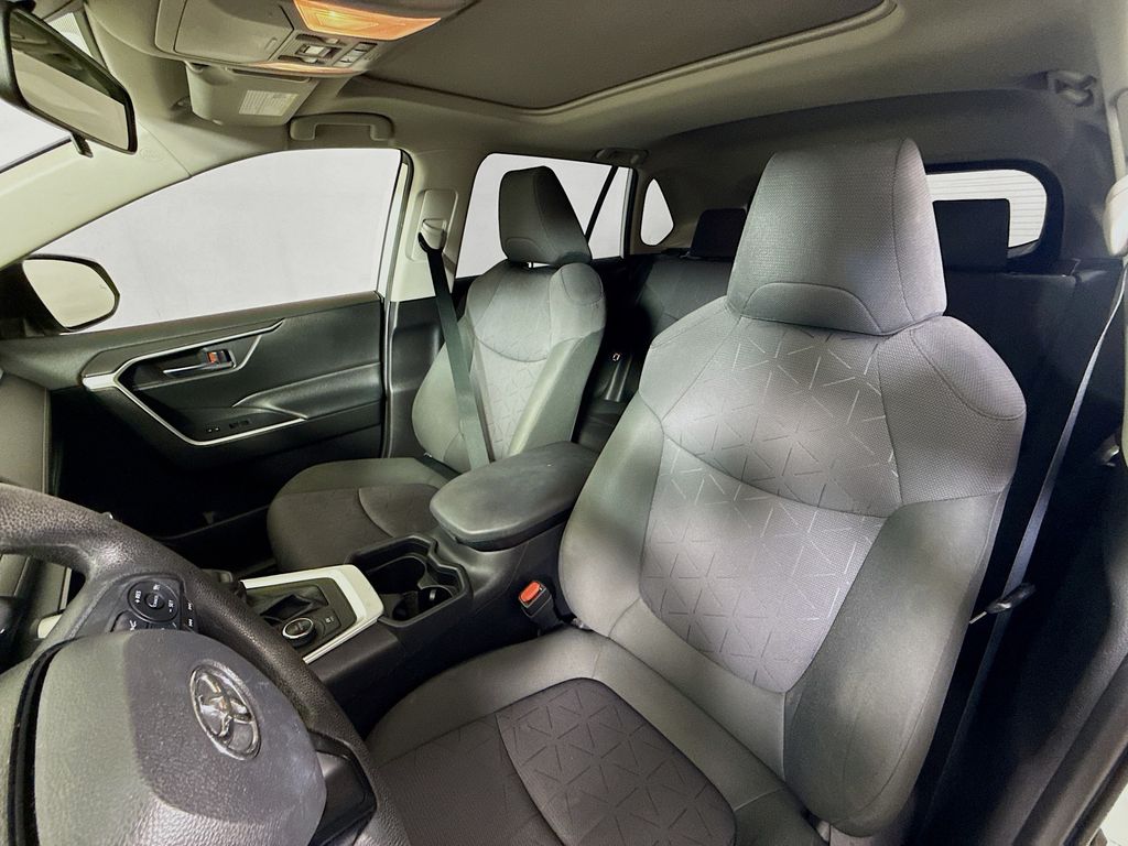2020 Toyota RAV4 Hybrid XLE photo 15