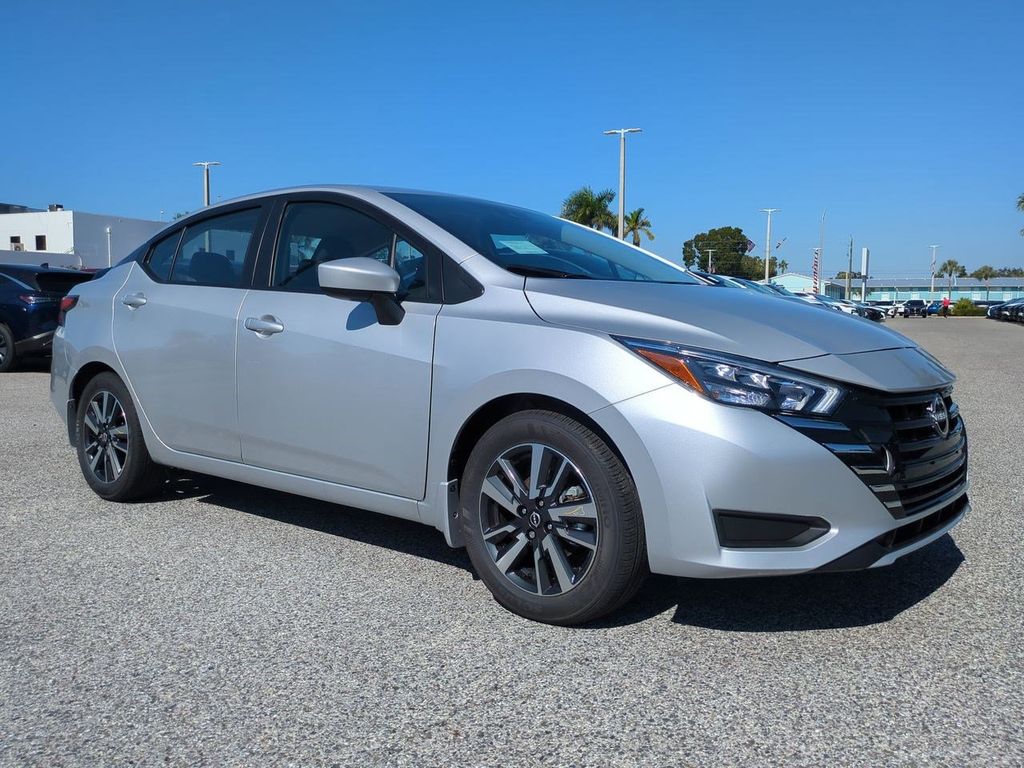 2025 Nissan Versa 1.6 SV photo 2