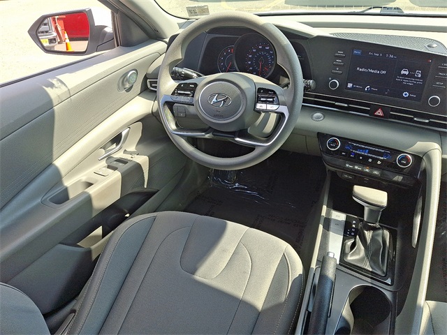2022 Hyundai Elantra SEL photo 14