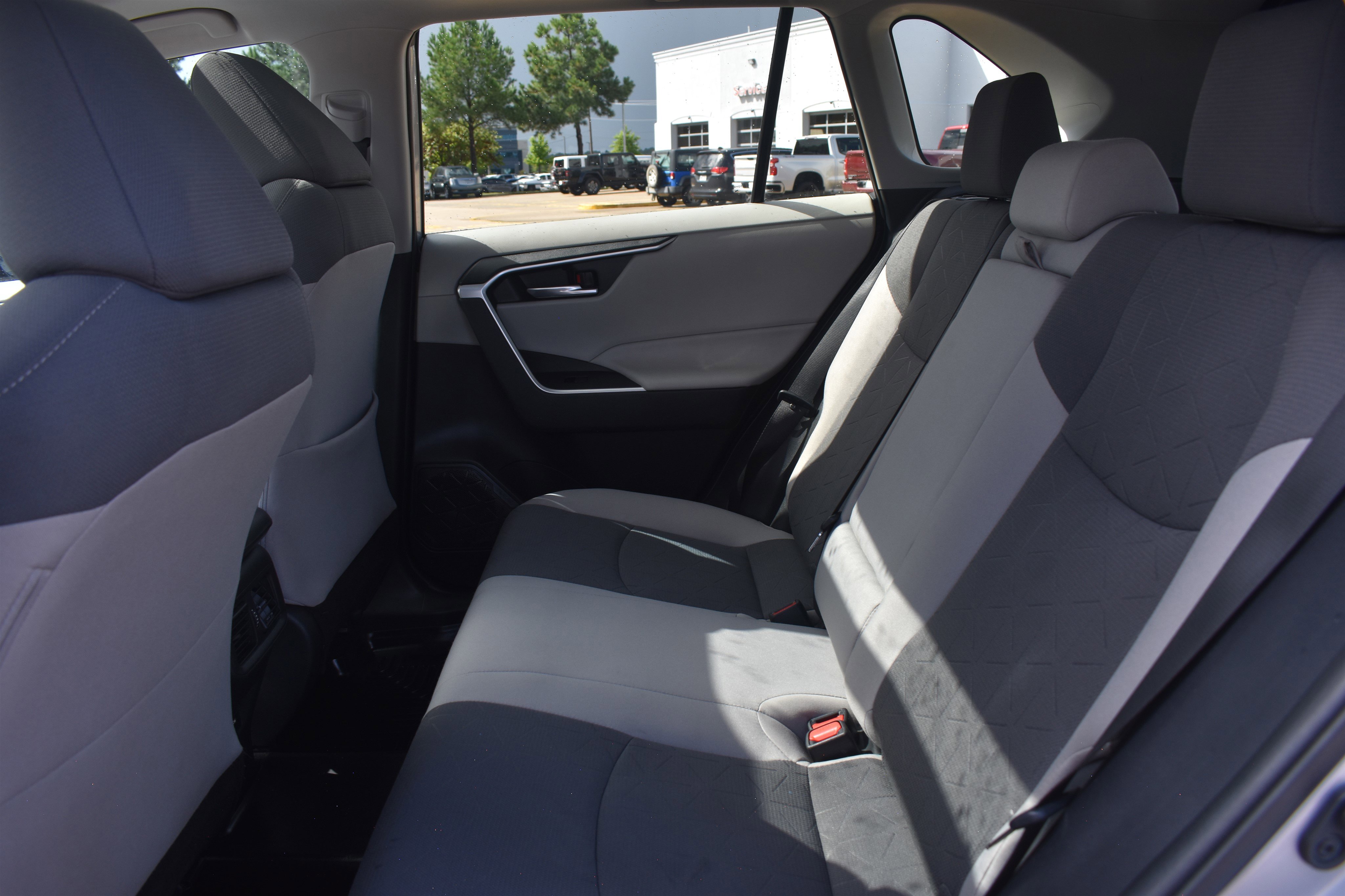 2021 Toyota RAV4 XLE photo 5