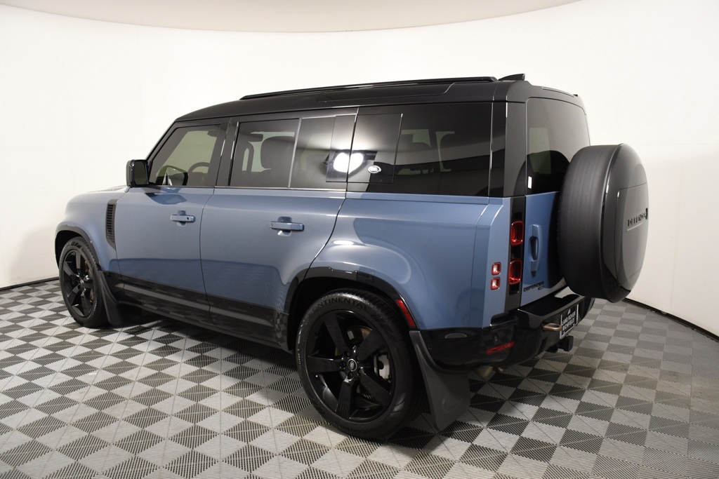 2022 Land Rover Defender 110 X-Dynamic HSE photo 3