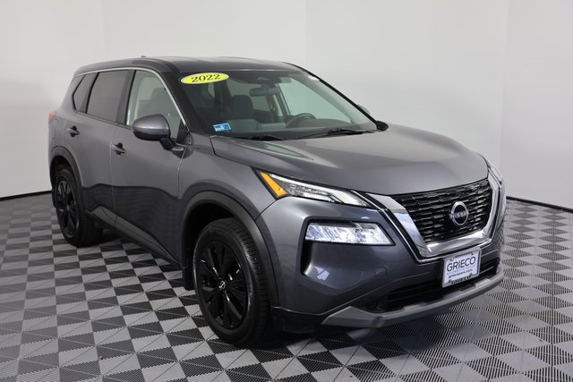 2022 Nissan Rogue SV's photo