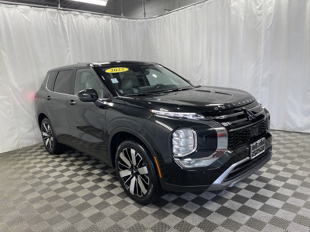 2025 Mitsubishi Outlander SE photo 2