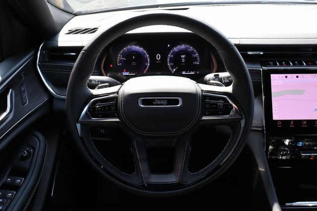 2025 Jeep Grand Cherokee Overland photo 16