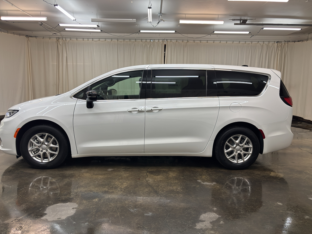 2026 Chrysler Pacifica photo 9