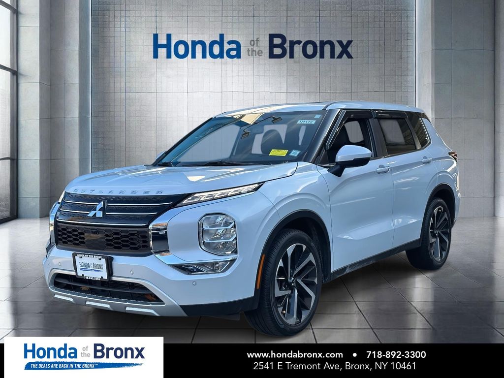 2024 Mitsubishi Outlander SE's photo