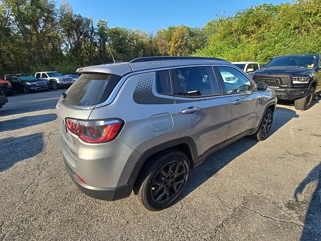 2022 Jeep Compass Latitude Lux photo 8