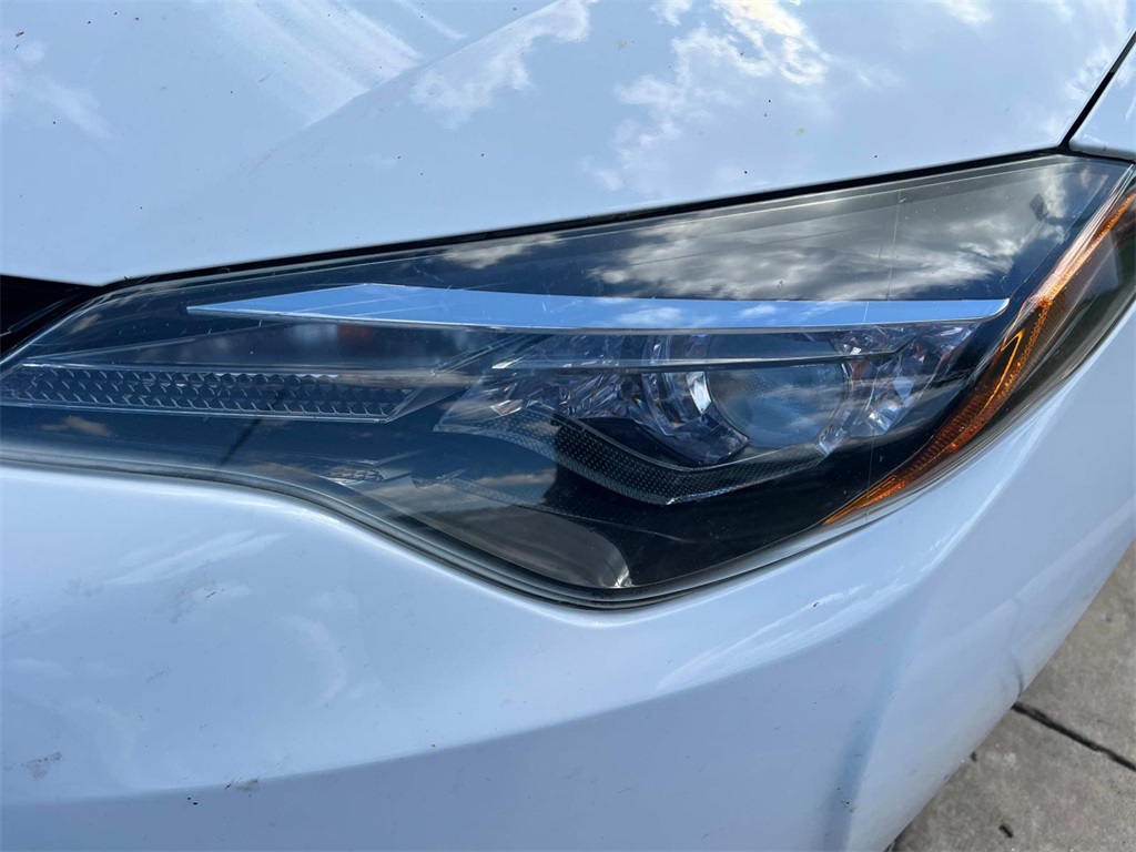 2017 Toyota Corolla LE photo 2