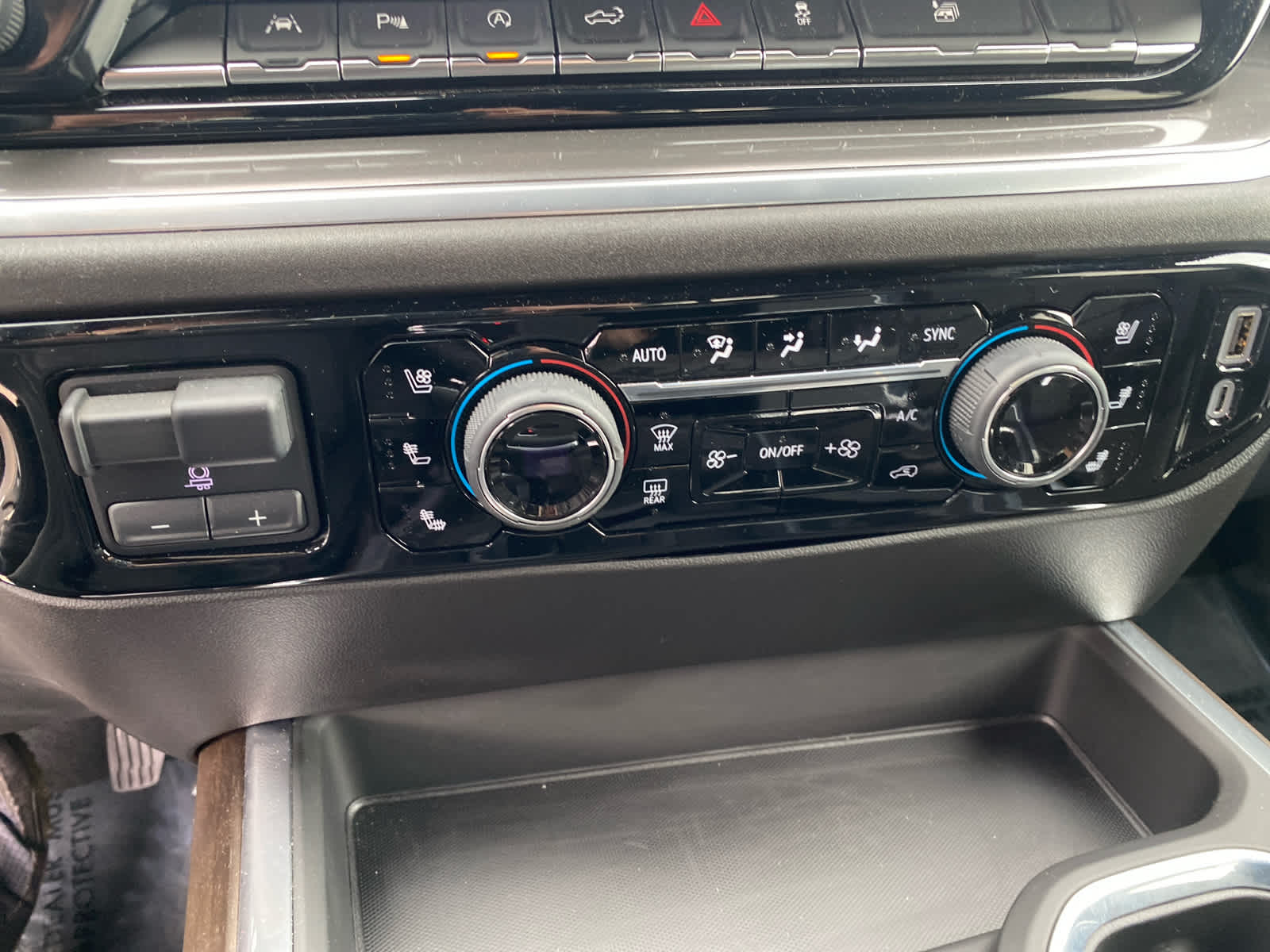 2025 Chevrolet Silverado 1500 High Country photo 18
