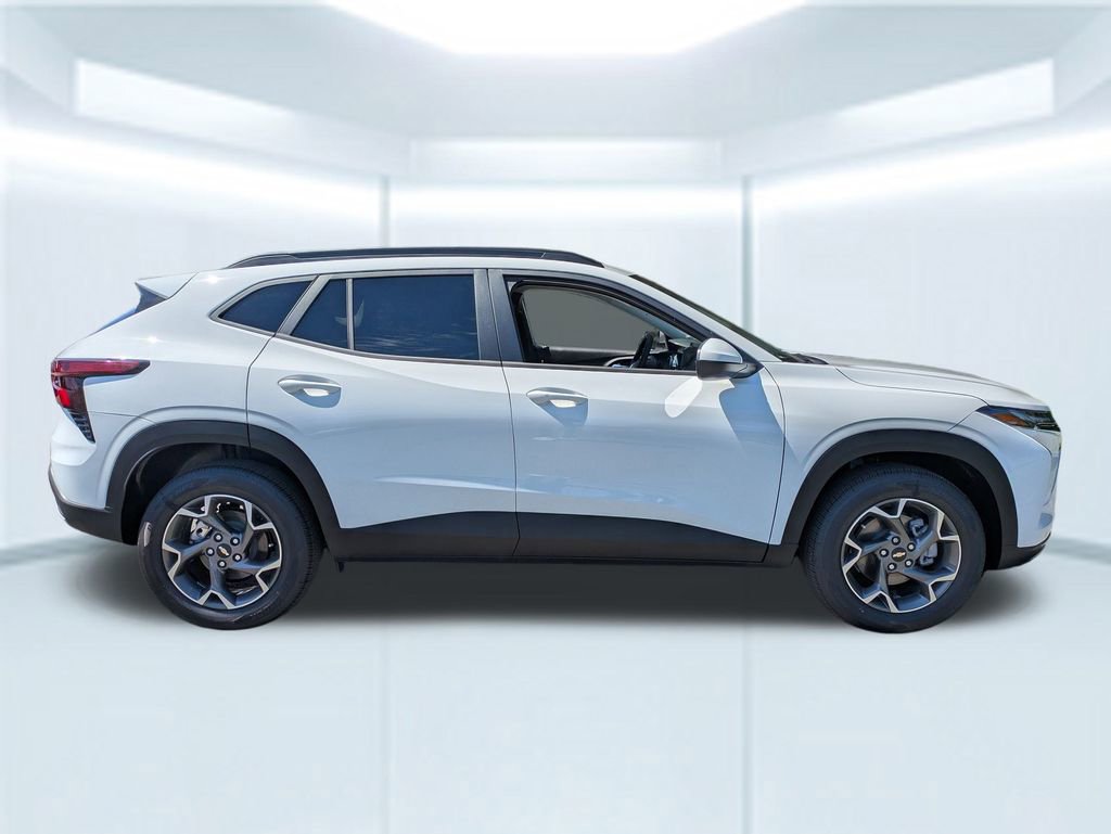 2025 Chevrolet Trax LT photo 6