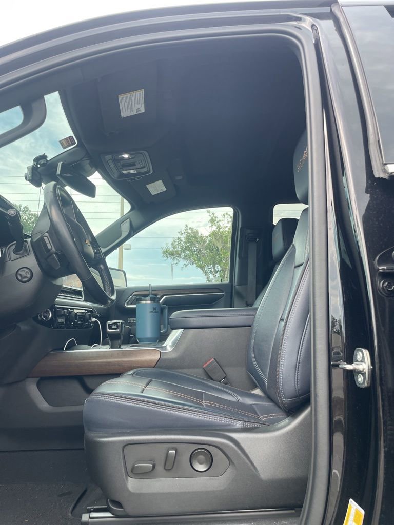2023 Chevrolet Silverado 1500 High Country photo 3