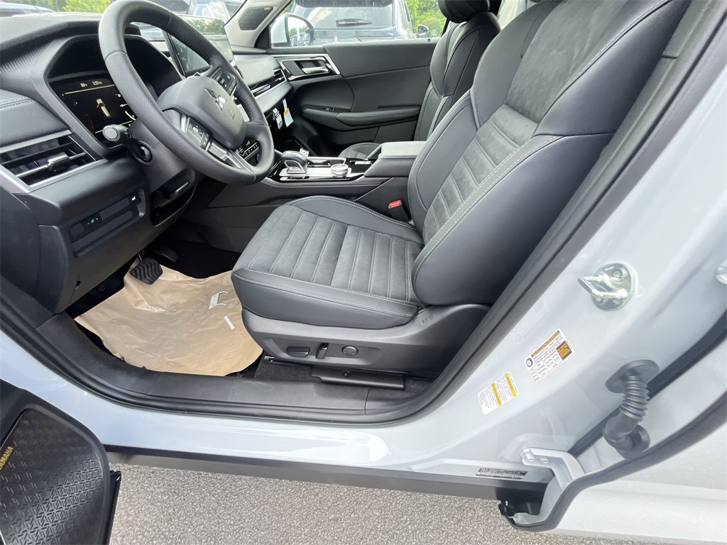 2025 Mitsubishi Outlander SE photo 12