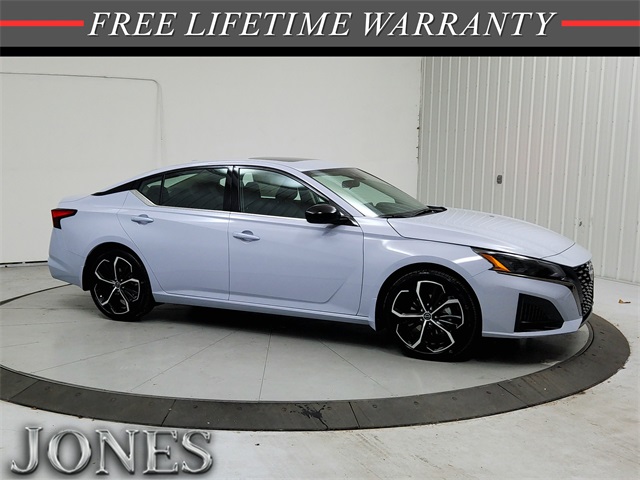 2025 Nissan Altima SR's photo