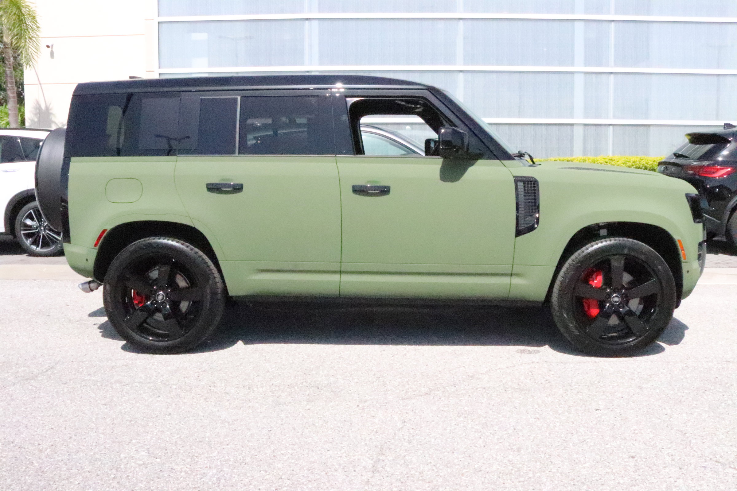 2025 Land Rover Defender X-Dynamic SE photo 4